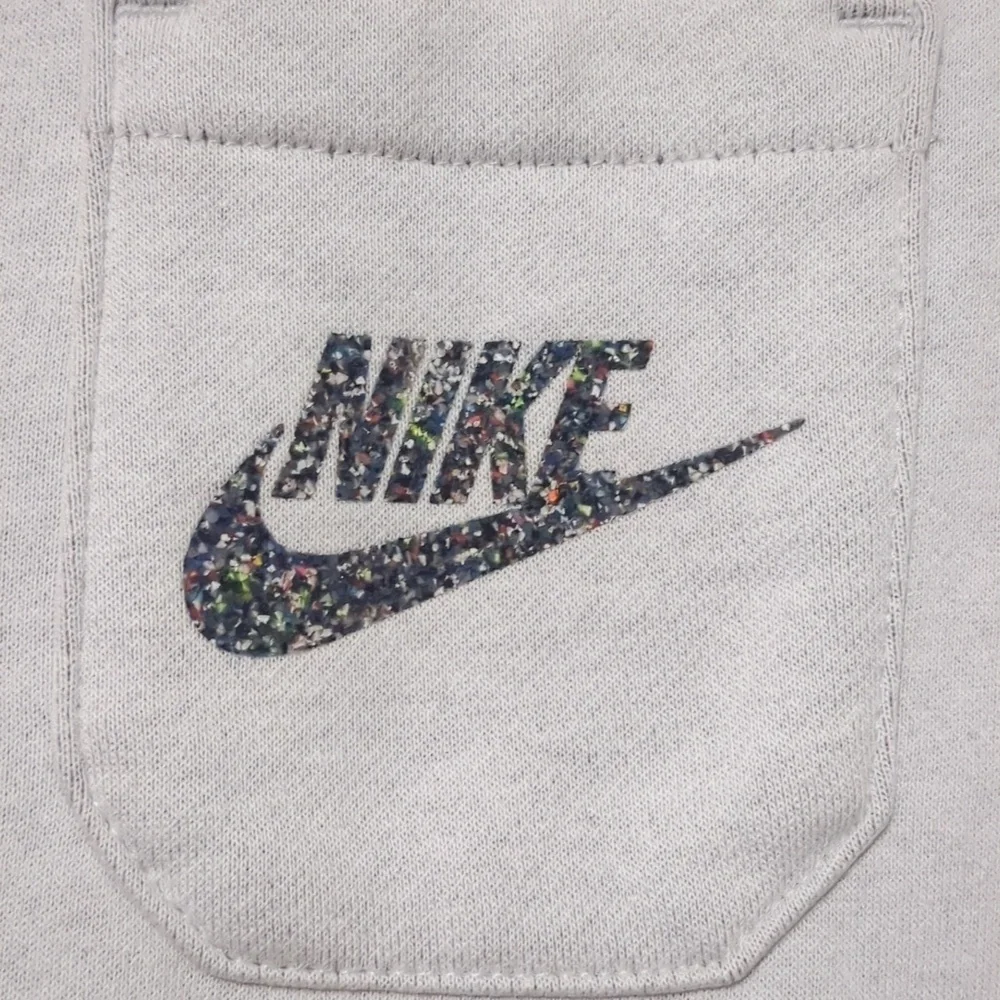Nike loose fit grey short sleeve shirt with sleeve pocket Youth unisex Sz Large